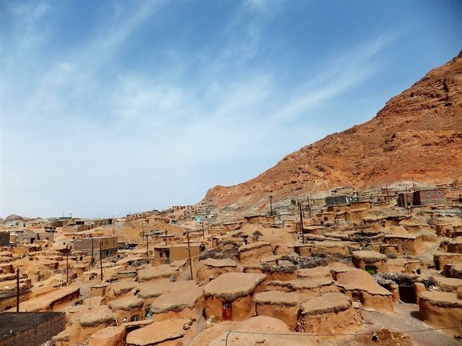 Người dân làng Makhunik không chỉ xây dựng ngôi nhà nhỏ phù hợp với tầm vóc cơ thể mà còn xuất phát từ việc họ phải vận chuyển nguyên vật liệu xây nhà cách xa hàng km bằng sức người do không có động vật lớn hay phương tiện để vận chuyển.