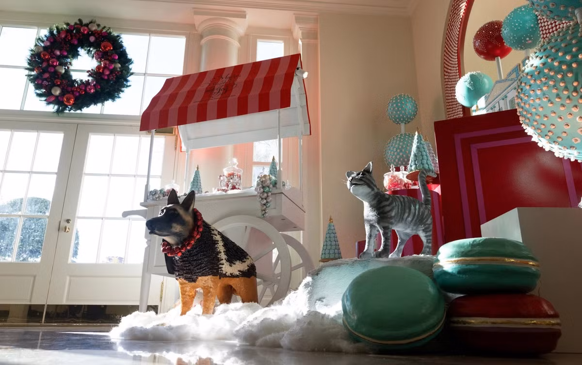 Tượng thú cưng của gia đình Tổng thống Biden được đặt ở cổng Cánh Đông của Nhà Trắng để chào đón khách tham quan.