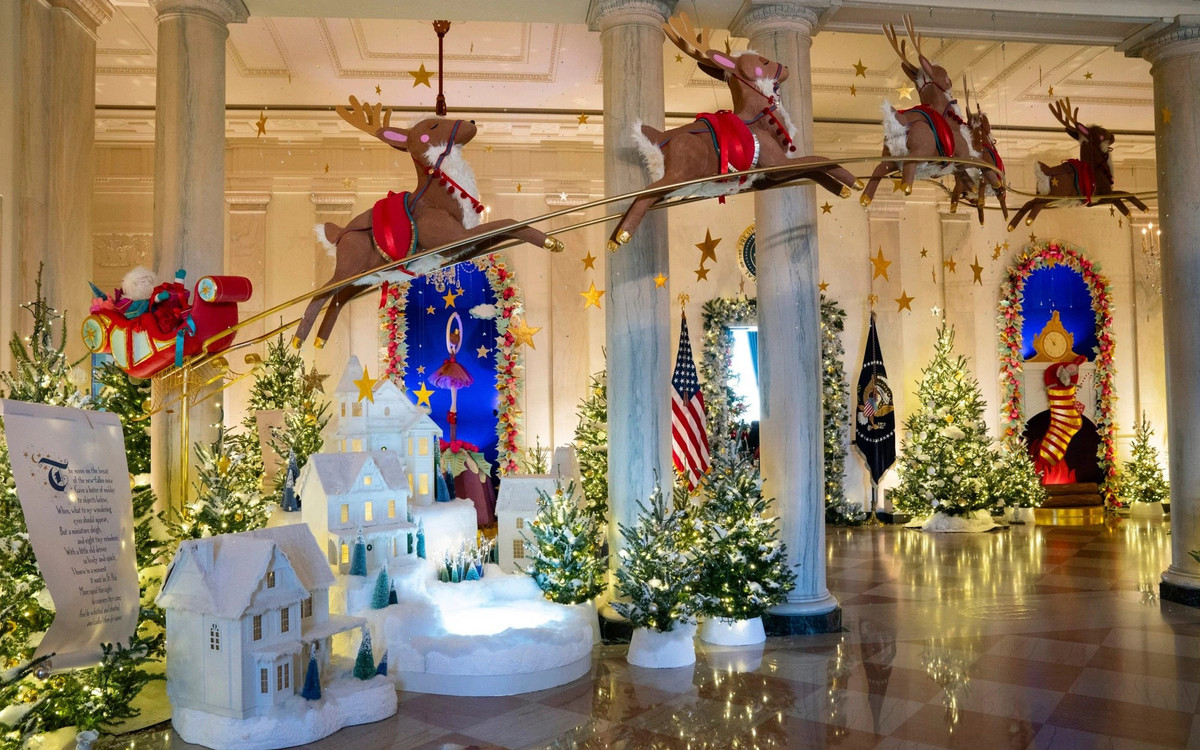 Phòng Grand Foyer của Nhà Trắng được tái hiện với khung cảnh chiếc xe trượt tuyết và tuần lộc của ông già Noel bay trong không trung.