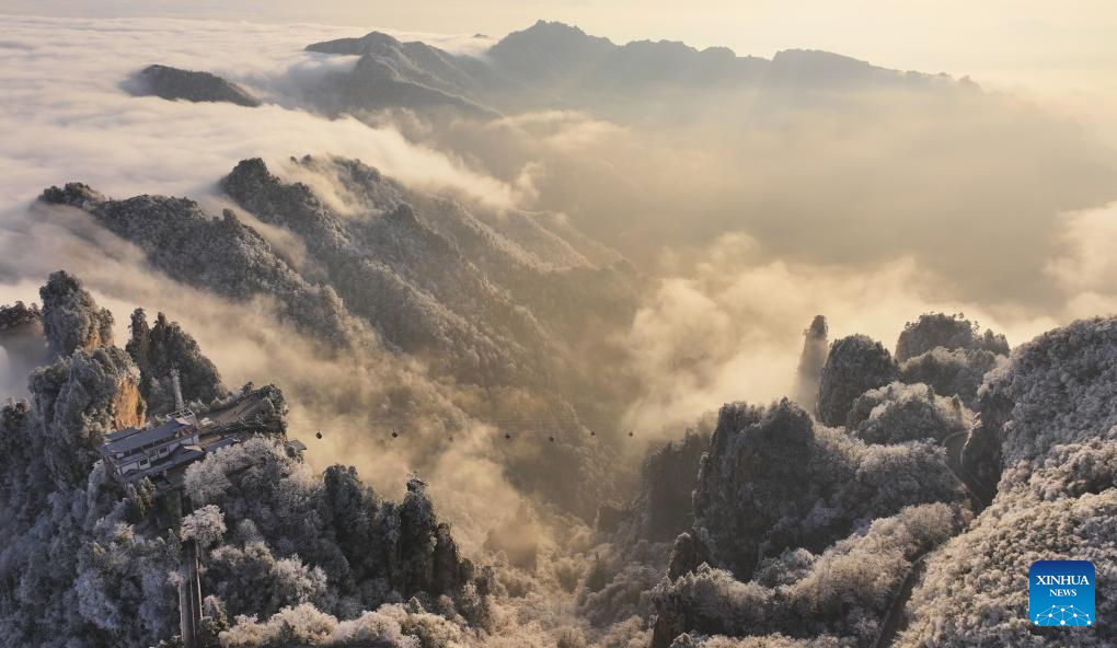 Những ngọn núi chìm trong sương mù sau trận tuyết rơi ở công viên rừng quốc gia Trương Gia Giới, tỉnh Hồ Nam.