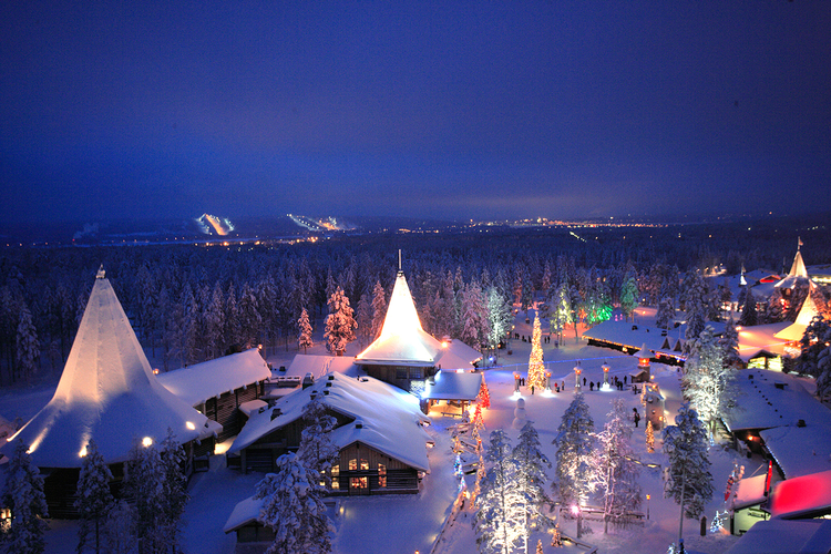 Lapland nằm cách thành phố Rovaniemi, thủ phủ của tỉnh Lapland (Phần Lan) khoảng 8km về phía Đông Bắc và cách sân bay Rovaniemi chừng 2km. Rovaniemi chỉ có khoảng 35 ngàn cư dân, nhiều kiến trúc quan trọng ở đây như viện bảo tàng, khách sạn, nhà hàng,... đều để phục vụ du khách.
