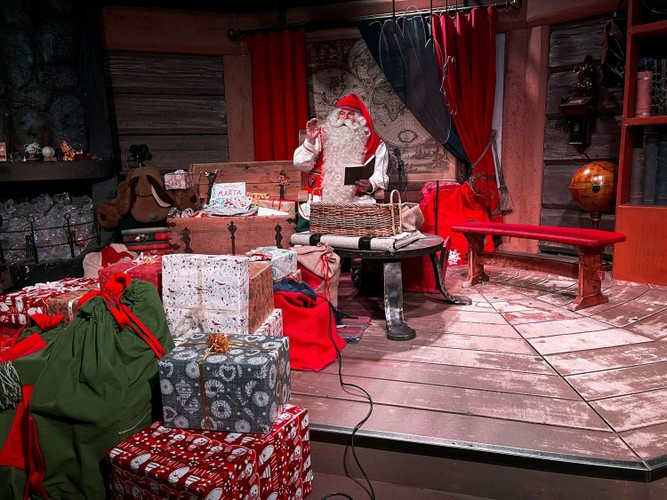 Cư dân Rovaniemi đã xây dựng nhiều điểm tham quan hấp dẫn dựa theo truyền thuyết về Ông già Noel như: Ngôi nhà Giáng sinh, bưu điện của Ông già Noel, lâu đài tuyết...