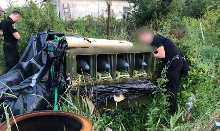 Canh sat Ukraine pha vu trom ky la, danh cap 8 ten lua Nga