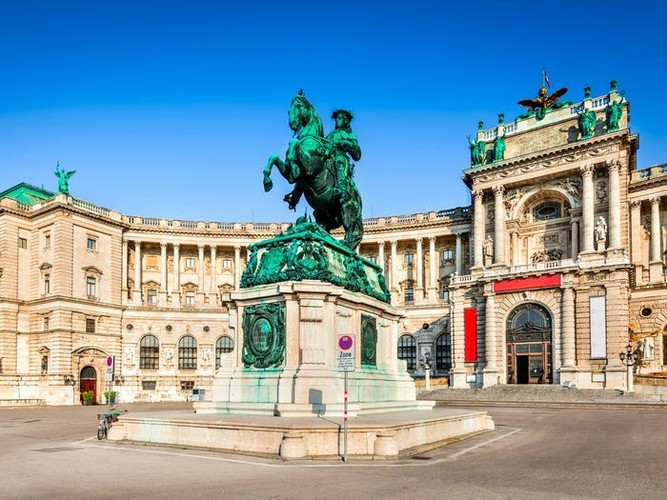Cung điện Hofburg ở Vienna, Áo, có diện tích 240.000 mét vuông. Công trình được xây dựng vào thế kỷ 13. Hiện nay, cung điện này bao gồm 2.600 phòng.