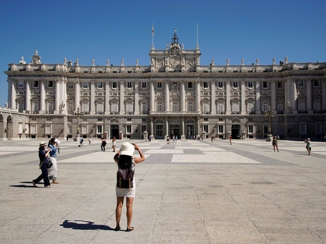 Cung điện hoàng gia Madrid ở Tây Ban Nha có diện tích 134.709 mét vuông. Cung điện này bao gồm 3.000 phòng, 70 cửa sổ, 240 ban công, 44 cầu thang.