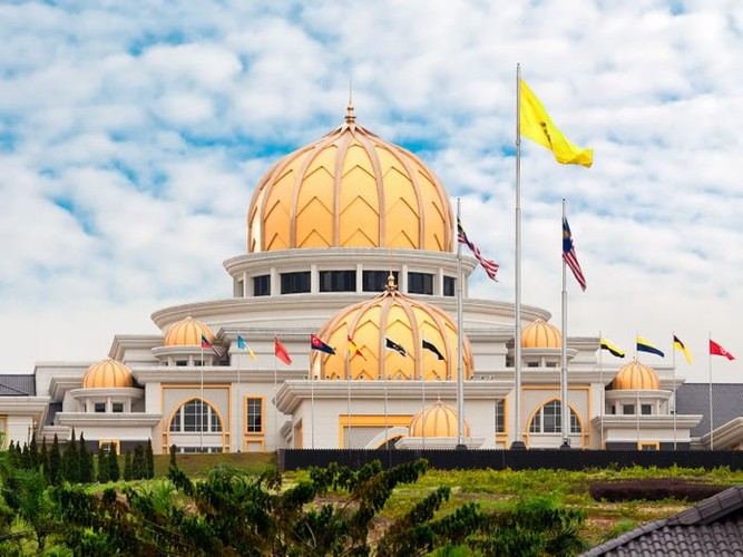 Cung điện Istana Negara tại Kuala Lumpur, Malaysia, có diện tích 90.000 mét vuông, được xây dựng vào năm 1928. Đây là một trong những lâu đài, cung điện hoàng gia lớn nhất thế giới.