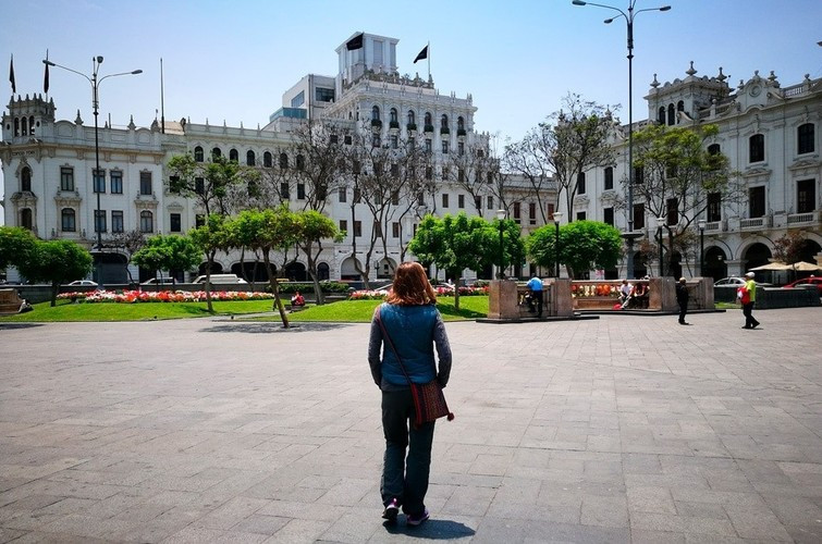 Tại Lima, mưa không rơi xuống từng hạt, từng cơn như những nơi khác. Thay vào đó, lượng lớn sương mù bao phủ khắp thành phố và đọng lại trên nền đất khiến chúng ẩm ướt.