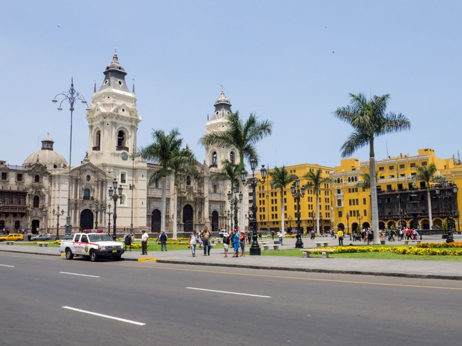 Thành phố Lima chủ yếu nằm ở sườn đông của dãy núi Andes - ngọn núi cao nhất Nam Mỹ. Tại khu vực này, luồng không khí chìm xuống, hướng gió cơ bản thổi hướng song song với mực nước biển.