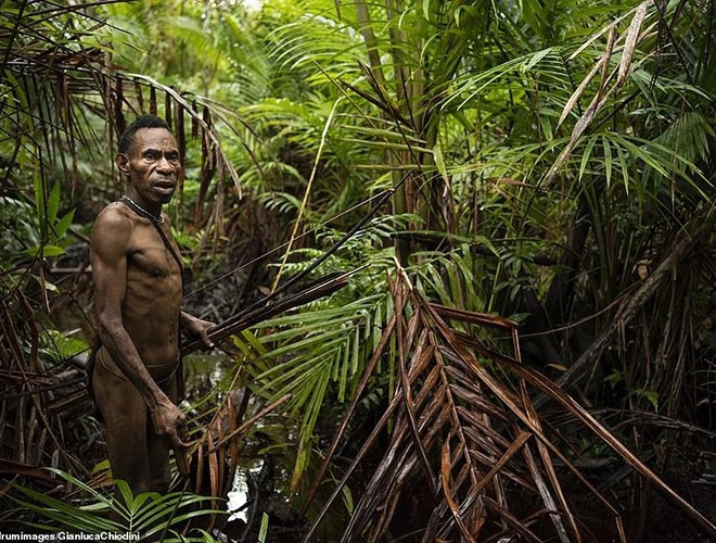 Người dân bộ lạc ăn mặc rất gần người nguyên thủy khi sử dụng lá cây làm quần áo.