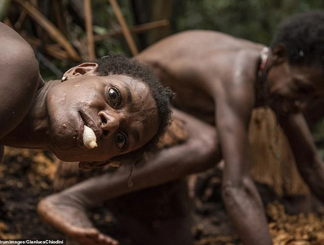 Ở trong rừng rậm nên cuộc sống của họ không khác là bao so với thời nguyên thủy. Một số nghiên cứu chỉ ra rằng bộ tộc này từng có tục săn đầu người và ăn thịt đồng loại.