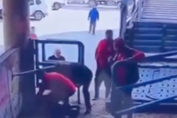 Nhan vien lo mo tu vong vi bi bo duc tan cong