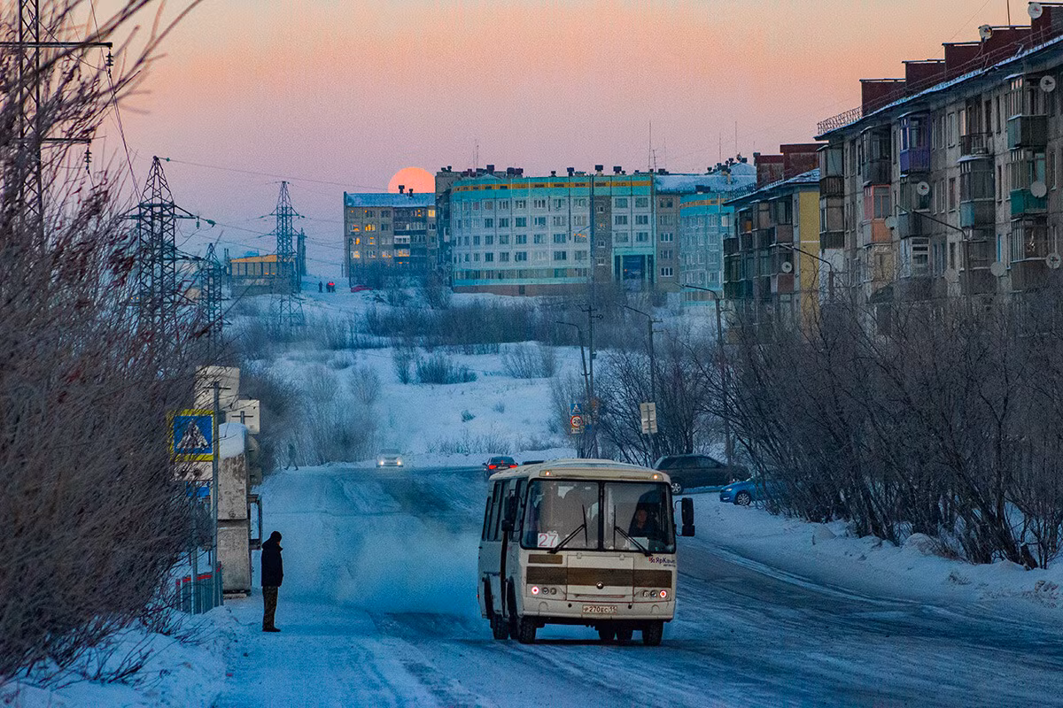 Ở Vorkuta, nhiệt độ chỉ -20 độ C và liên tục có tuyết rơi dưới chân. Tuy nhiên, giữa hoàng hôn và bình minh chỉ có một giờ, vì nó nằm trên vĩ tuyến 67.