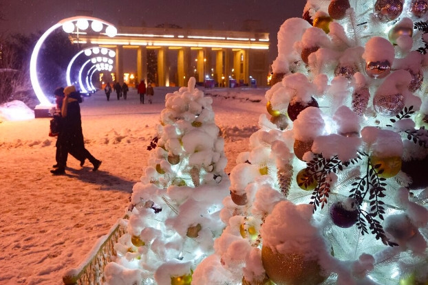 Tuyết rơi suốt cả tuần và sẽ tiếp tục từng đợt cho đến Năm Mới. Ở một số khu vực, tuyết đã dày tới 30 cm và các nhà dự báo thậm chí còn dự đoán còn rơi nhiều hơn nữa.