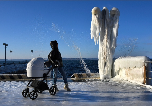 Ở phía bắc Primorsky Krai, nhiệt độ hiện tại dưới -20 độ C nhưng có cảm giác như -40 độ C do gió rét. Trong khi đó, bờ kè của Vladivostok trông giống như lãnh địa của Nữ hoàng Tuyết theo đúng nghĩa đen. Ảnh: Sputnik.