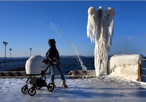 Ở phía bắc Primorsky Krai, nhiệt độ hiện tại dưới -20 độ C nhưng có cảm giác như -40 độ C do gió rét. Trong khi đó, bờ kè của Vladivostok trông giống như lãnh địa của Nữ hoàng Tuyết theo đúng nghĩa đen. Ảnh: Sputnik.