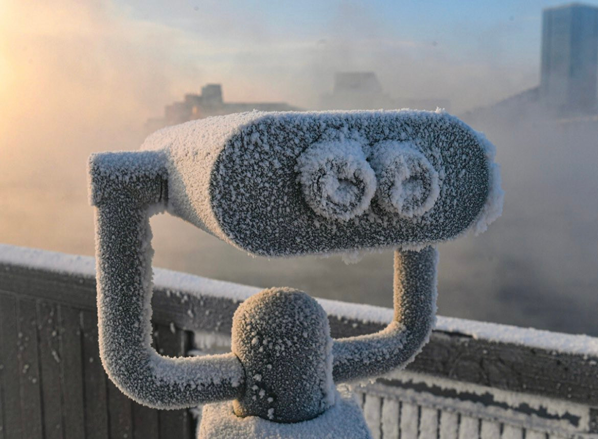 Trong thời tiết lạnh giá như vậy, những thứ như ống nhòm trên đảo Tatyshev, Krasnoyarsk, bị bao phủ trong tuyết và sương giá. Ảnh: Sputnik.