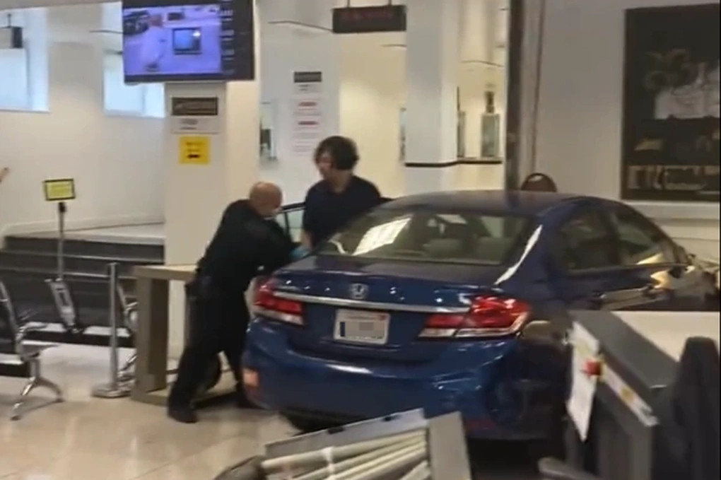 Mỹ: Đâm xe vào Lãnh sự quán Trung Quốc, người đàn ông bị bắn hạ My: Dam xe vao Lanh su quan Trung Quoc, nguoi dan ong bi ban ha