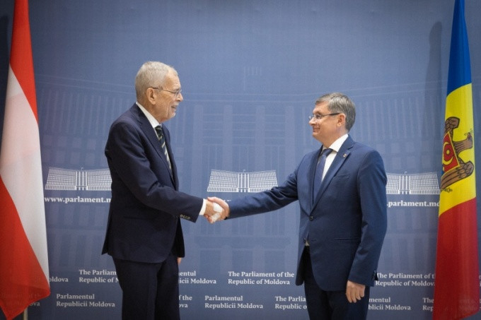 Tong thong Ao bi cho cung cua nguoi dong cap can-Hinh-2