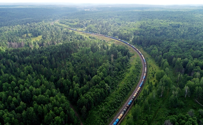 8. Đường sắt dài nhất thế giới là ở Nga: Đó là tuyến đường sắt xuyên Siberia, có tổng chiều dài 9.298 km và đi qua 8 múi giờ, 87 thành phố và 16 con sông. Nếu bạn đi không ngừng nghỉ, cuộc hành trình sẽ mất gần một tuần.