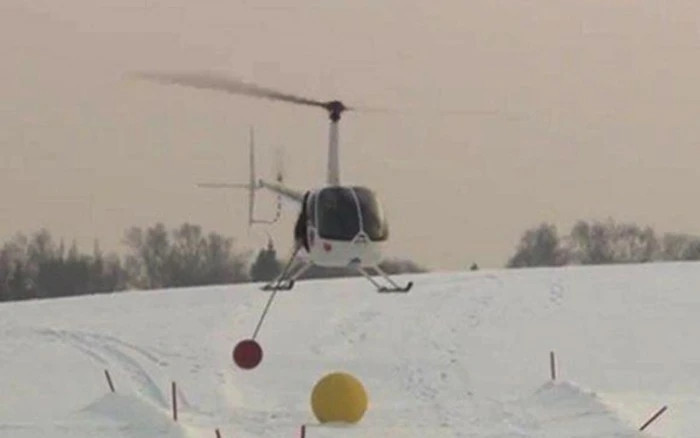 7. Nga là quê hương của môn thể thao kỳ lạ là chơi gôn bằng trực thăng: Người chơi sẽ sử dụng cây gậy khúc côn cầu dài 4m từ một chiếc trực thăng đang di chuyển để đánh một quả bóng khổng lồ có đường kính 1m vào khu vực được chỉ định. Giải vô địch đầu tiên được tổ chức vào năm 2013.