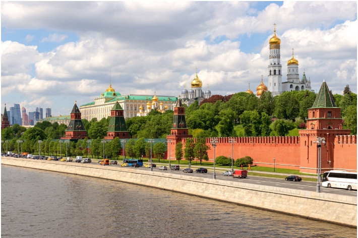 2. Điện Kremlin ở Moscow là pháo đài thời trung cổ lớn nhất châu Âu: Điện Kremlin ở Moscow chiếm không gian 277.000 mét vuông, trong khi bức tường thành của nó dài tới hai km. Kho tàng kiến trúc có niên đại từ thế kỷ 14.