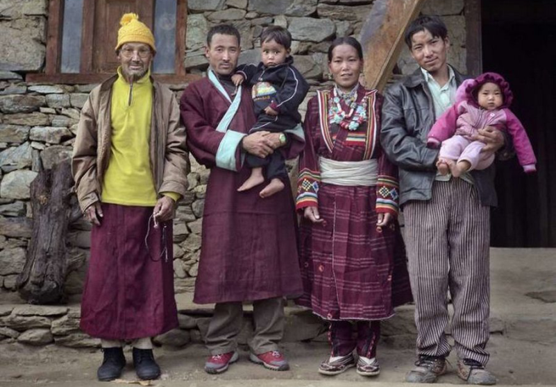 Có lẽ, Tây Tạng là vùng đất duy nhất trên thế giới còn tồn tại chế độ đa phu, các cô gái đều lấy 2 đến 5 người chồng và họ đều là anh em ruột trong một gia đình. Nguồn gốc của tục lệ này là anh em lấy chung một người vợ sẽ giúp gia đình hòa thuận hơn, tránh mâu thuẫn và phân tán đất đai, tài sản. Ảnh: IT.