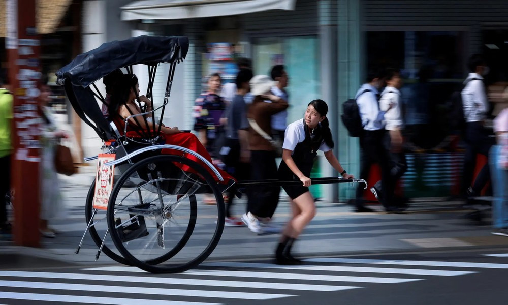 Công ty Tokyo Rickshaw, chủ yếu hoạt động ở khu du lịch Asakusa, cho biết khoảng 1/3 trong số 90 nhân viên của họ là phụ nữ và họ đang tìm thêm các nữ tài xế để làm công việc này. Nhưng không phải ai nộp đơn ứng tuyển cũng được lựa chọn. Thường chỉ có khoảng 10% ứng viên trúng tuyển.
