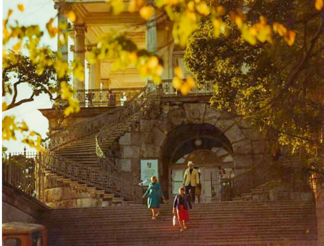 Cung điện là nơi ở cũ của hoàng gia ở Tsarskoe Selo gần St. Petersburg cũng nhuộm sắc vàng. Ảnh: Sputnik, RBTH.