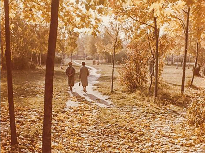 Tất cả các mùa ở Nga đều có điều kiện thời tiết khá đặc biệt và mùa thu là lúc cây cối chuyển sang màu vàng và đỏ, những thảm lá rụng xuất hiện và rơi rụng dưới những cơn mưa dai dẳng.