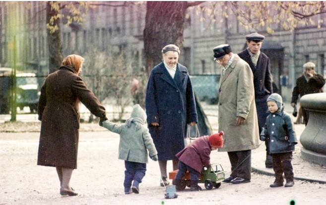 Đầu mùa thu luôn là thời gian để mọi người chơi đùa với những chiếc lá đỏ, gom chúng thành bó hoa.