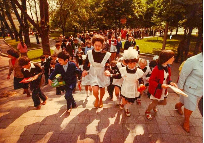 Ngày 1 tháng 9, chính thức là ngày đầu tiên của mùa thu ở Nga, là một ngày lễ lớn được gọi là 'Ngày Tri thức' , khi tất cả trẻ em quay trở lại trường học sau kỳ nghỉ hè.