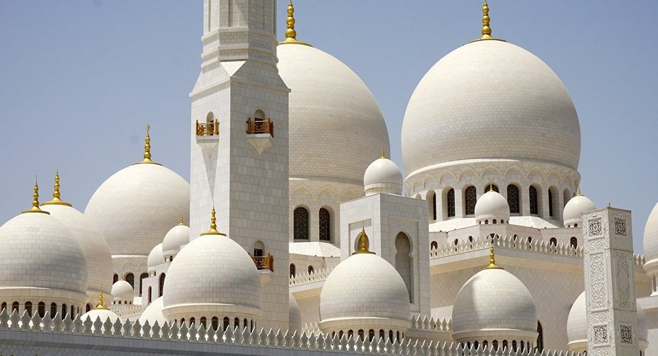Nhà thờ Hồi giáo lớn Sheikh Zayed, nằm ở Abu Dhabi, UAE, là địa điểm thờ phượng chính của đất nước. Nhà thờ Hồi giáo này được thiết kế bởi kiến trúc sư người Syria Yousef Abdelky và được xây dựng từ năm 1996 đến năm 2007. Ảnh: Sputnik.