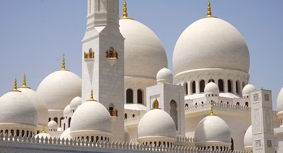 Nhà thờ Hồi giáo lớn Sheikh Zayed, nằm ở Abu Dhabi, UAE, là địa điểm thờ phượng chính của đất nước. Nhà thờ Hồi giáo này được thiết kế bởi kiến trúc sư người Syria Yousef Abdelky và được xây dựng từ năm 1996 đến năm 2007. Ảnh: Sputnik.