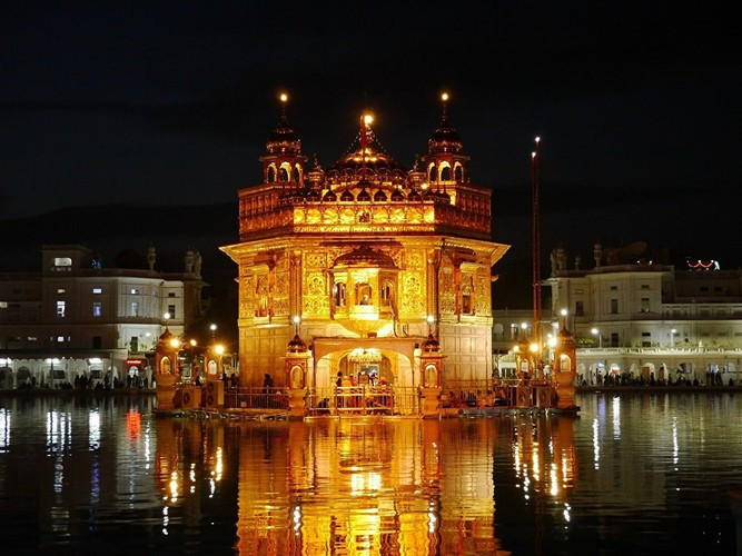 Sri Harmandir Sahib, còn được gọi là Sri Darbar Sahib, là nơi tôn thờ linh thiêng nhất của đạo Sikh. Nó nằm ở thành phố Amritsar ở Punjab, Ấn Độ. Nó thường được gọi là Đền Vàng vì màu sắc đặc biệt của nó. Ảnh: Sputnik.