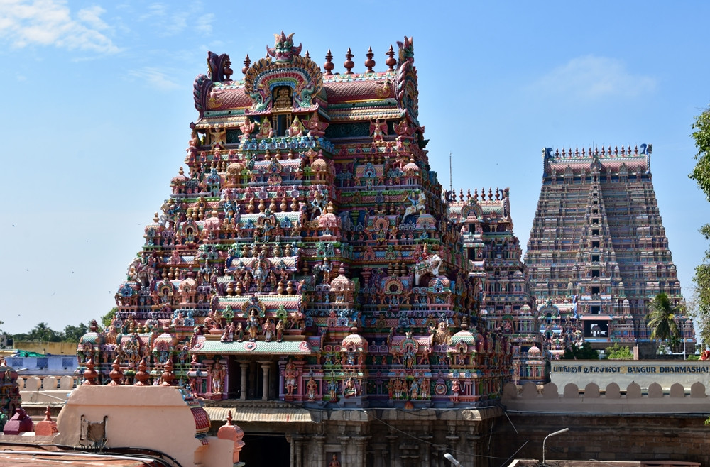 Đền Sri Ranganathaswamy, với những chóp mái cao vút trang trí hàng nghìn bức tượng đủ màu sắc, được coi là ngôi đền Hindu đầu tiên. Ngôi đền xinh đẹp này nằm ở Srirangam thuộc bang Tamil Nadu của Ấn Độ. Ảnh: Wiki.