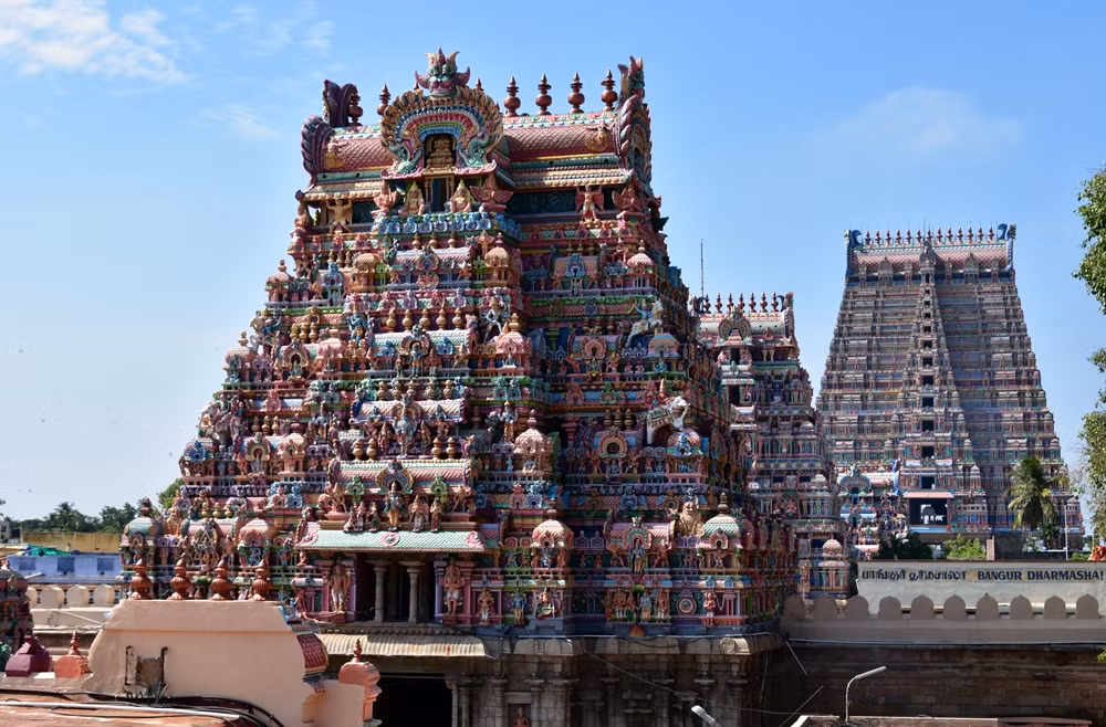 Đền Sri Ranganathaswamy, với những chóp mái cao vút trang trí hàng nghìn bức tượng đủ màu sắc, được coi là ngôi đền Hindu đầu tiên. Ngôi đền xinh đẹp này nằm ở Srirangam thuộc bang Tamil Nadu của Ấn Độ. Ảnh: Wiki.