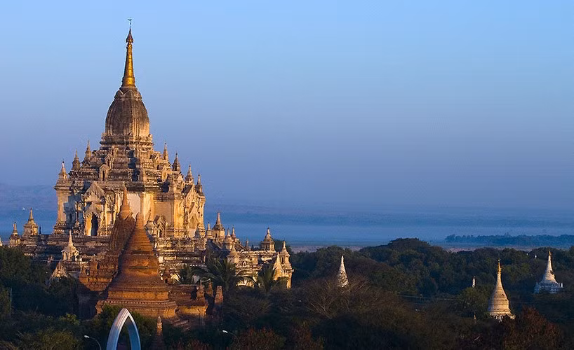 Gawdawpalin Pahto là một ngôi chùa Phật giáo thế kỷ 12 ở Bagan, Myanmar. Nơi này được sử dụng cho thiền định, thờ phượng đức Phật và các nghi thức Phật giáo khác. Ngôi đền bị hư hại nặng nề trong trận động đất năm 1975 và được tái thiết trong những năm sau đó. Ảnh: Sputnik.
