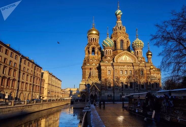 Nhà thờ The Church of the Savior on Spilled Blood ở St. Petersburg, Nga, là một trong những điểm tham quan chính của thành phố. Nó được xây dựng từ năm 1883 đến năm 1907 trên địa điểm nơi Hoàng đế Alexander II bị thương nặng vào tháng 3/1881. Nhà thờ này chứa hơn 7.500 mét vuông tranh khảm. Ảnh: Sputnik.