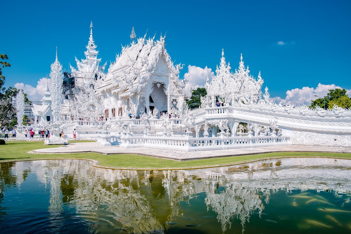 Wat Rong Khun, nổi tiếng thế giới với cái tên “Chùa Trắng”, là một biểu tượng văn hóa của Thái Lan. Ý tưởng xây dựng chùa Wat Rong Khun là của Chalermchai Kositpipat – họa sĩ và là một trong những kiến trúc sư nổi tiếng ở Thái Lan.