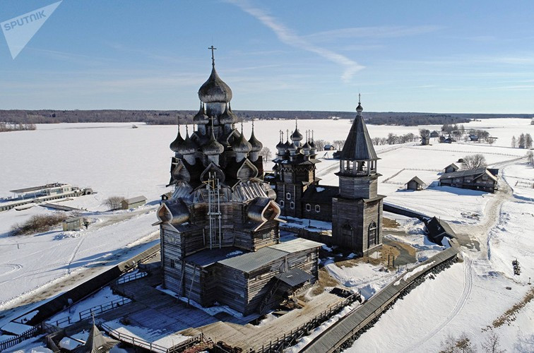 Nhà thờ Biến hình của Chúa Jêsus là phần nổi bật nhất của Kizhi Pogost, một tổ hợp kiến trúc bằng gỗ và bảo tàng ngoài trời được xây dựng vào thế kỷ 17-18 trên hồ Onega tại Cộng hòa Karelia, Nga. Nhà thờ này có 22 vòm và cao 37 mét. Năm 1990, toàn bộ đền thờ được đưa vào danh sách Di sản Thế giới của UNESCO. Ảnh: Sputnik.