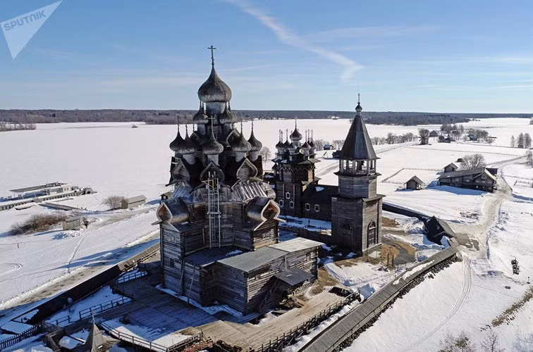 Nhà thờ Biến hình của Chúa Jêsus là phần nổi bật nhất của Kizhi Pogost, một tổ hợp kiến trúc bằng gỗ và bảo tàng ngoài trời được xây dựng vào thế kỷ 17-18 trên hồ Onega tại Cộng hòa Karelia, Nga. Nhà thờ này có 22 vòm và cao 37 mét. Năm 1990, toàn bộ đền thờ được đưa vào danh sách Di sản Thế giới của UNESCO. Ảnh: Sputnik.