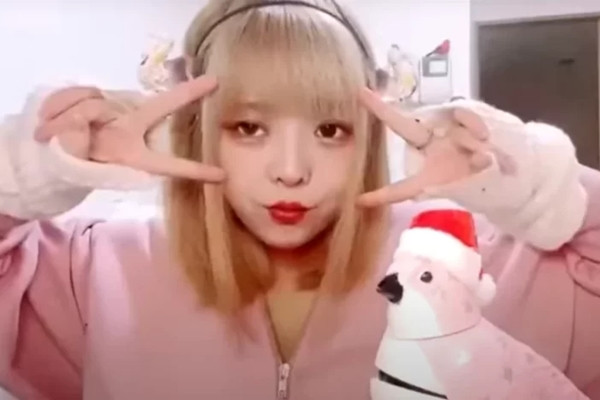 Nhat Ban: Viet sach day cach moi tien cac “sugar daddy”, co gai bi bat giam