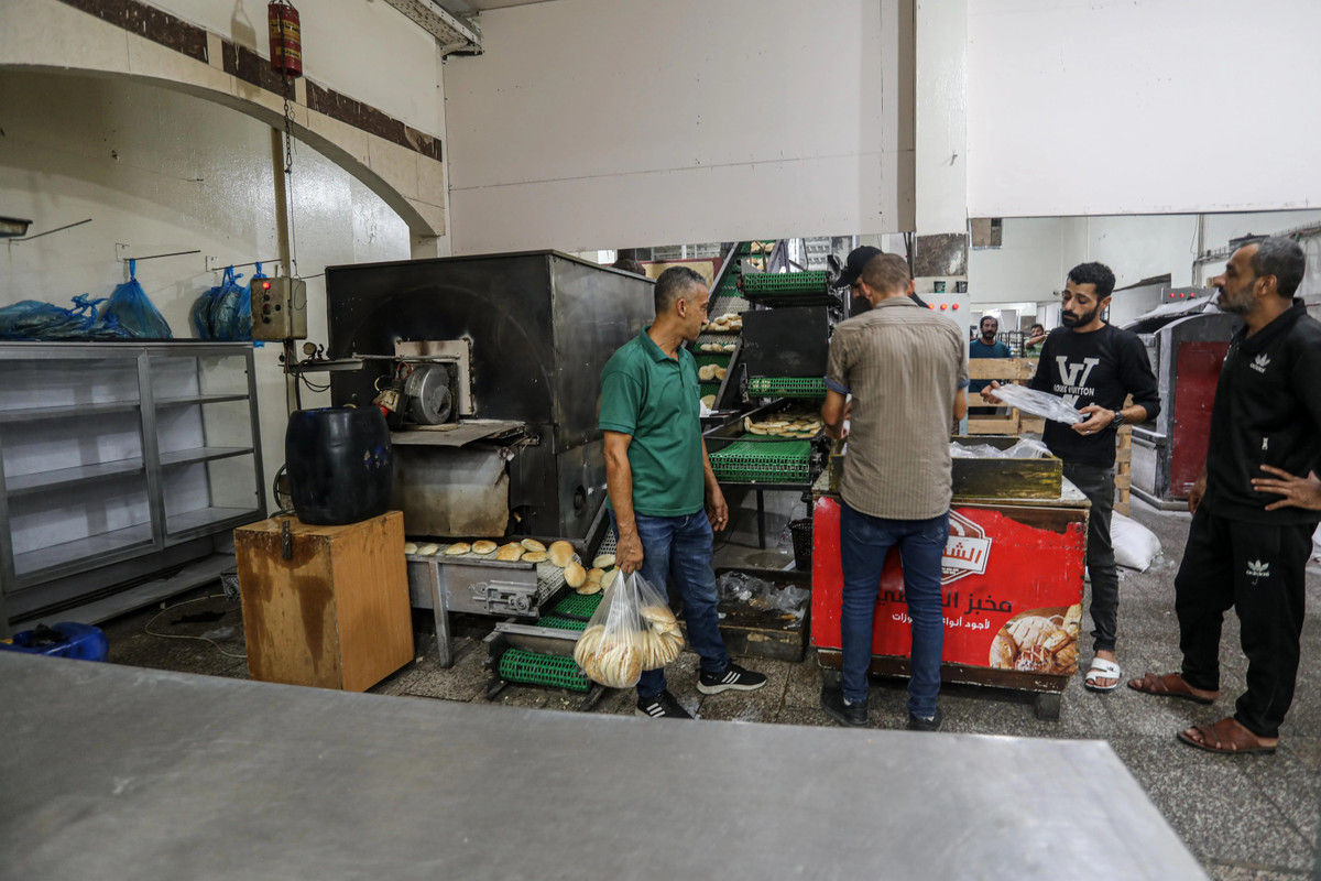 Những trận không kích của Israel đã san phẳng nhiều khu định cư và nhắm vào một số trại tị nạn đông dân. Các cuộc tấn công của Israel cũng phá hủy ít nhất 10 tiệm bánh mì ở thành phố Gaza.