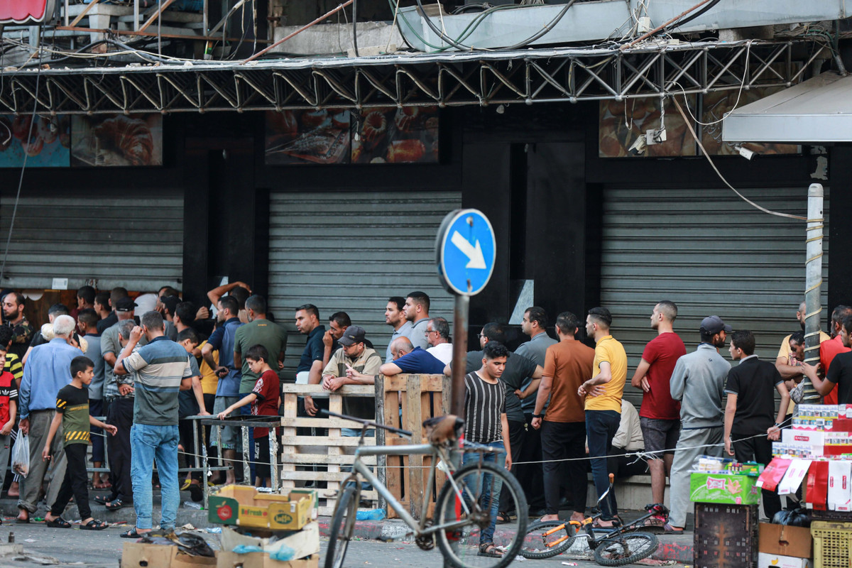 Người dân Gaza phải xếp hàng hàng tiếng đồng hồ để mua được những ổ bánh mì.