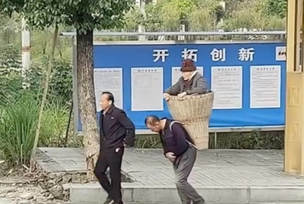 Trung Quốc: Cảnh hai anh em cõng mẹ đến bệnh viện gây sốt mạng Trung Quoc: Canh hai anh em cong me den benh vien gay sot mang
