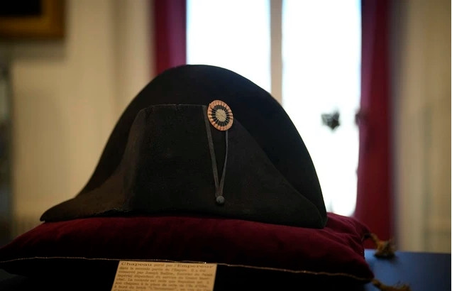 Chiếc mũ của Napoleon được bán giá 51 tỉ đồng Chiec mu cua Napoleon duoc ban gia 51 ti dong