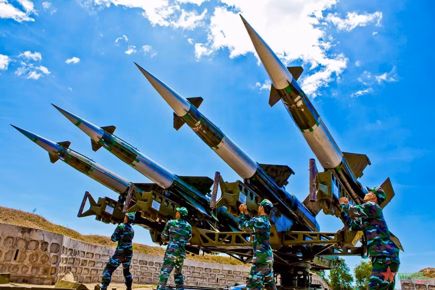 Đặc biệt, trong Chiến dịch 12 ngày đêm tháng 12 năm 1972, Bộ đội Phòng không-Không quân đã cùng quân và dân miền Bắc bắn rơi 81 máy bay Mỹ, trong đó có 34 máy bay B-52, 5 chiếc F.111.