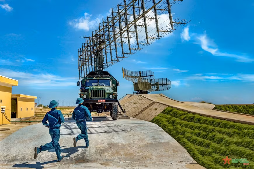 Với những thành tích đặc biệt xuất sắc trong xây dựng, chiến đấu và bảo vệ Tổ quốc, Quân chủng Phòng không - Không quân đã được Đảng, Nhà nước đánh giá cao và trao tặng nhiều phần thưởng cao quý: 147 lượt tập thể; 148 lượt cá nhân được tuyên dương danh hiệu Anh hùng lực lượng vũ trang nhân dân, Anh hùng Lao động; Anh hùng thời kỳ đổi mới, Anh hùng Liên xô.