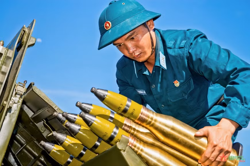 Ngoài ra, Quân chủng còn được tặng thưởng: 03 Huân chương Sao vàng; 04 Huân chương Hồ Chí Minh; 03 Huân chương Độc lập hạng Nhất; 03 Huân chương Quân công hạng Nhất; 01 Huân chương ISSALA hạng Ba do Nhà nước Lào tặng; hàng trăm Huân chương Quân công; hàng ngàn Huân chương Chiến công và Huân chương Lao động cho các tập thể, cá nhân. Được Bác Hồ đến thăm 17 lần và các đồng chí lãnh đạo Đảng, Nhà nước đến thăm nhiều lần.