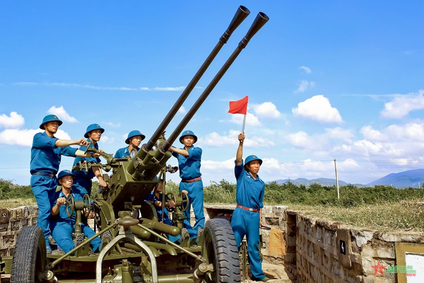 Phát huy truyền thống đơn vị Anh hùng lực lượng vũ trang nhân dân, thế hệ cán bộ, chiến sĩ Phòng không-Không quân hôm nay đang nỗ lực rèn luyện, học tập, công tác, cảnh giác, sẵn sàng chiến đấu cao, tập trung xây dựng Quân chủng vững mạnh toàn diện theo hướng “Cách mạng, chính quy, tinh nhuệ, hiện đại” làm chủ vũ khí, nâng cao chất lượng huấn luyện, trình độ và khả năng sẵn sàng chiến đấu bảo vệ vững chắc bầu trời Tổ quốc.